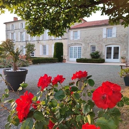 Hotel Logis Domaine du Prieuré à Tonnay-Boutonne Extérieur photo
