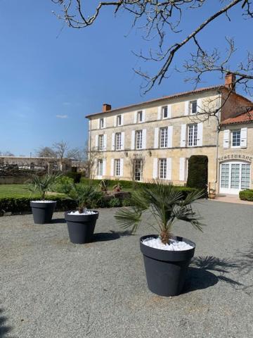 Hotel Logis Domaine du Prieuré à Tonnay-Boutonne Extérieur photo