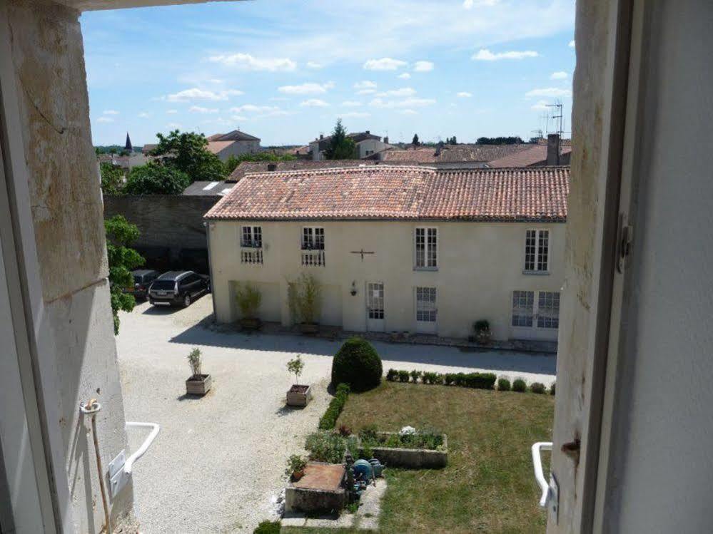 Hotel Logis Domaine du Prieuré à Tonnay-Boutonne Extérieur photo